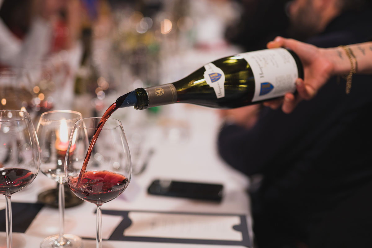 d&eacute;gustation d'un vin des Hospices de Beaune &eacute;lev&eacute; par Albert Bichot