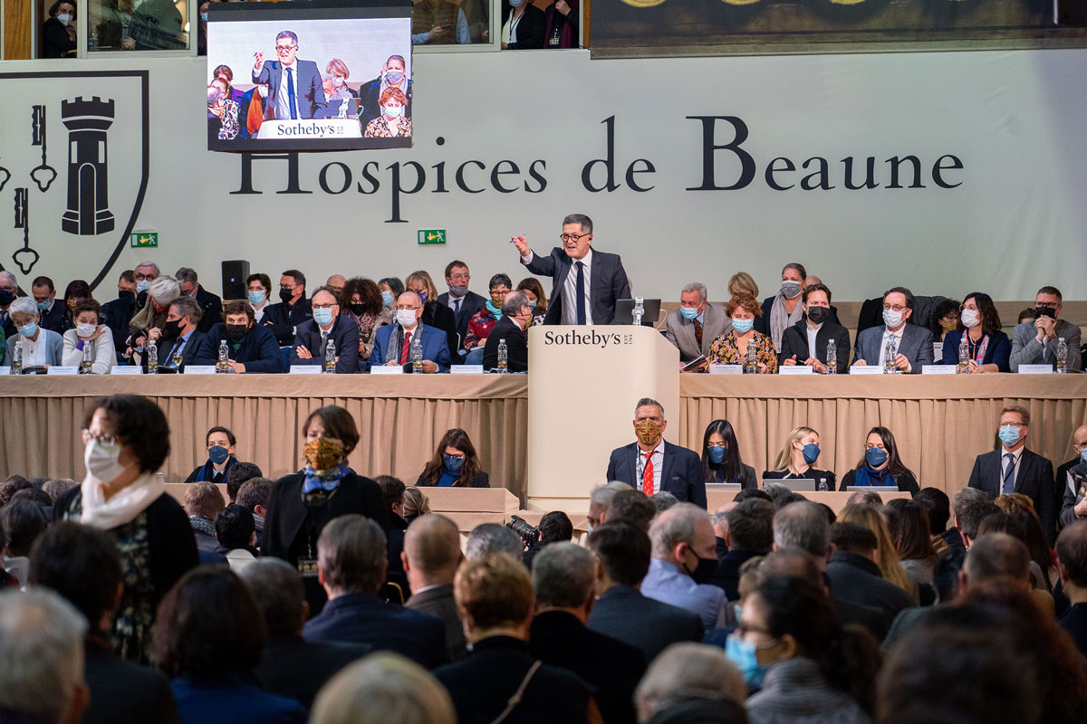Commissaire priseur (Sotheby's) durant la vente aux enchères des Hospices de BEaune